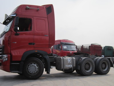 豪沃A7双驱牵引车420马力 高效物流的专用动力之选